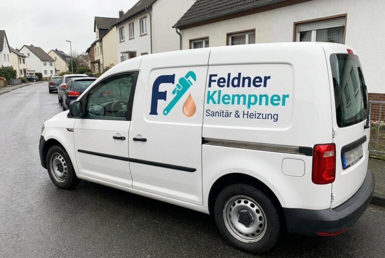 Servicefahrzeug von Feldner Klempner vor einem Wohngebäude